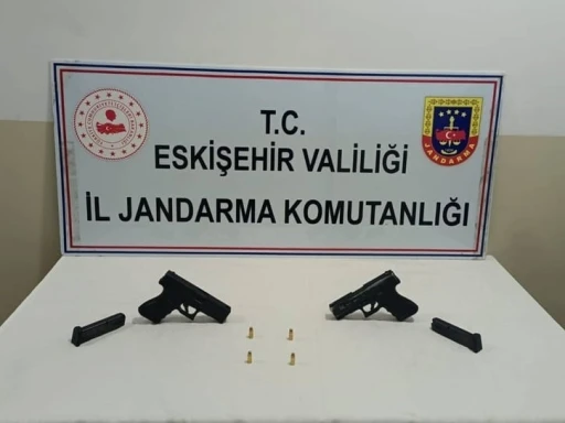 Ruhsatsız tabancaları satmak isteyen şüpheli jandarmadan kaçamadı
