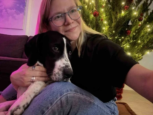 Rus kadın 4 ay &ouml;nce kaybolan k&ouml;peğini 4 il&ccedil;ede arıyor, binlerce afiş bastırıp her yere asıyor
