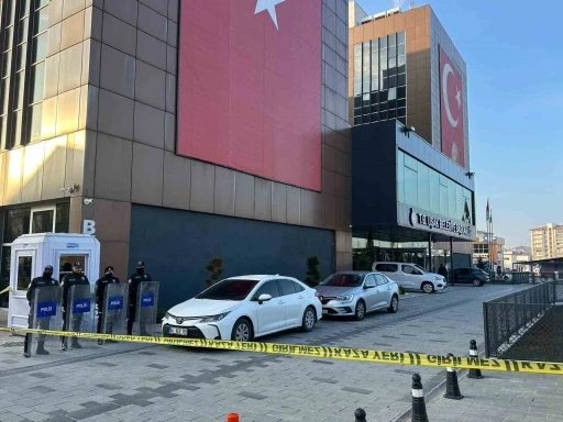 R&uuml;şvet operasyonunda ekiplerin &ccedil;alışmaları s&uuml;r&uuml;yor
