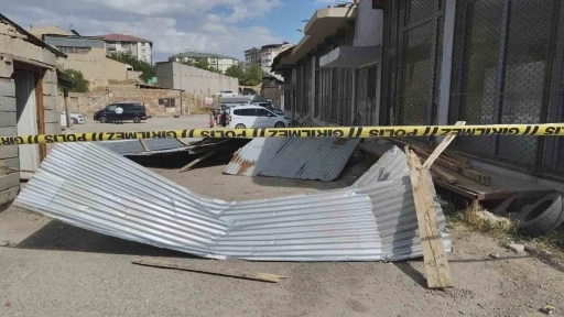 Rüzgar çatıları uçurdu, 3 araç hasar gördü
