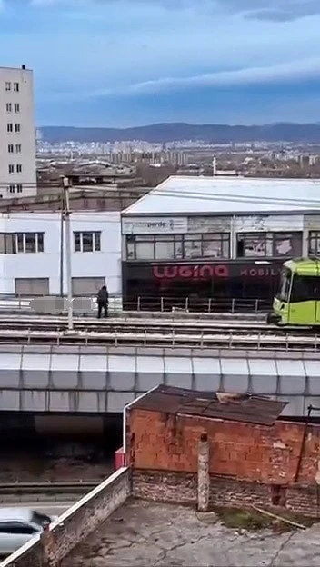 R&uuml;zgarın kopardığı tabela metro hattına d&uuml;şt&uuml;
