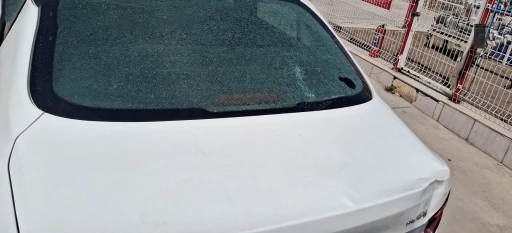 Rüzgarın uçurduğu sac otomobilin camını kırdı

