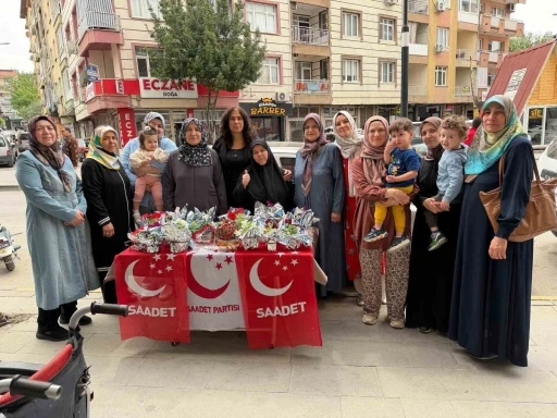 Saadet&rsquo;in Anneler G&uuml;n&uuml; buluşmasına yoğun ilgi
