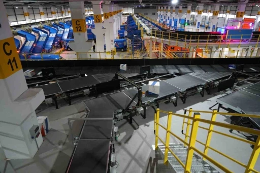 Saatte 25 bin kargo, insan eli değmeden bir ara&ccedil;tan diğerine y&uuml;kleniyor
