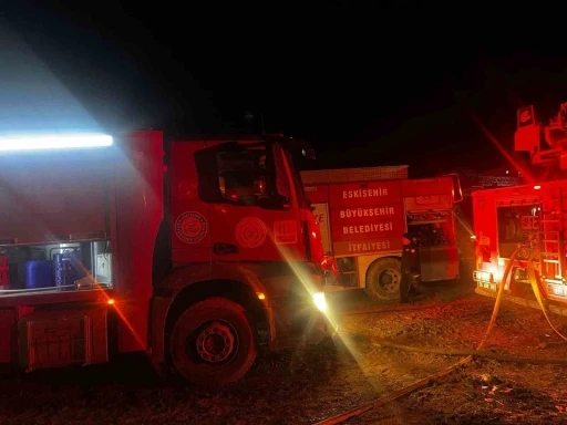 Sabaha kadar süren yangında çiftlik kül oldu
