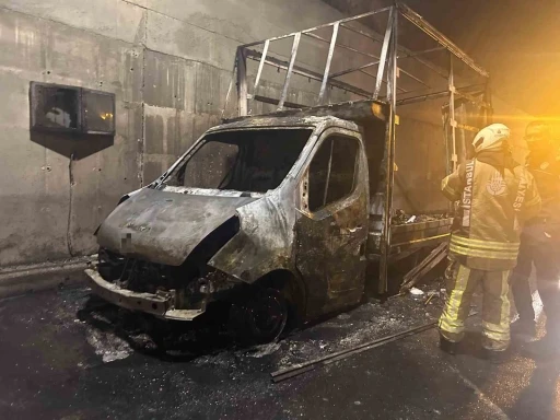 Sabiha G&ouml;k&ccedil;en Havalimanı&rsquo;nın 2. pistinin altındaki t&uuml;nelde ara&ccedil; yangını paniğe neden oldu
