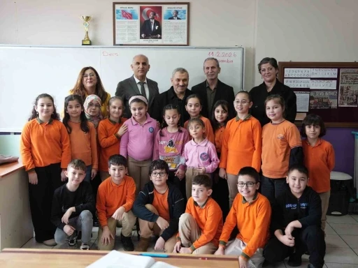 Sabri &ouml;ğretmen g&ouml;rme engelli &ouml;ğrencilere ilham oldu
