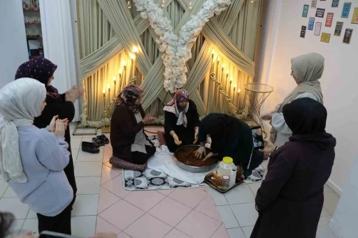 Sadece kadınlara &ouml;zel kafe a&ccedil;tı, anneler g&uuml;n&uuml;nde doyasıya eğlendiler
