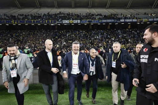 Sadettin Saran, galibiyet coşkusunu taraftarlarla yaşadı
