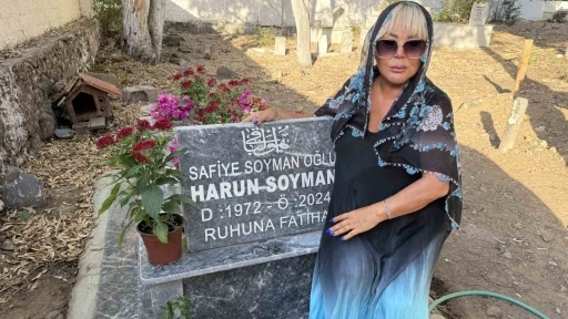 Safiye Soyman oğlunun kabrini ziyaret etti: &quot;Yüzüm gülüyor ama içim yanıyor&quot;
