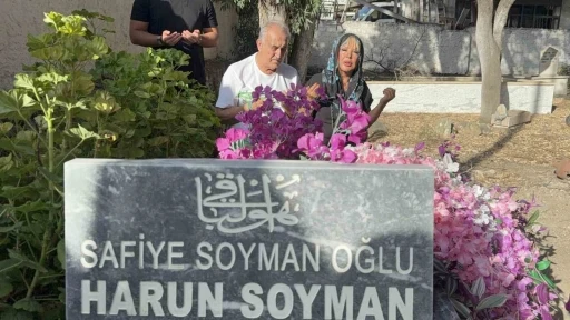 Safiye Soyman oğlunun mezarı başında g&ouml;zyaşlarına boğuldu
