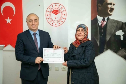 Safran yetiştiriciliği eğitimi alan &uuml;reticilere sertifika t&ouml;reni d&uuml;zenlendi
