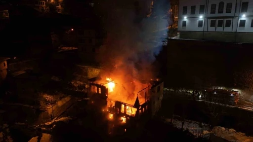 Safranbolu&rsquo;da 200 yılık tarihi konak alevlere teslim oldu
