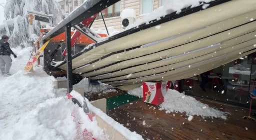 Safranbolu&rsquo;da kar nedeniyle &ccedil;atı ve tenteneler &ccedil;&ouml;kt&uuml;
