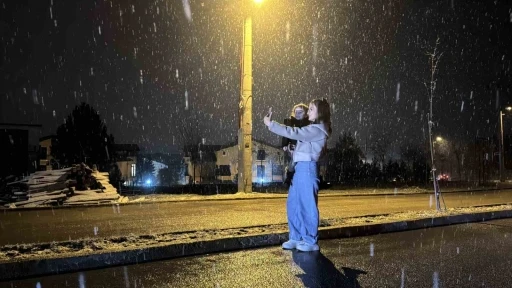 Safranbolu&rsquo;nun y&uuml;ksek kesimlerinde kar yağışı etkili olmaya başladı
