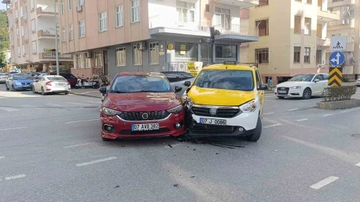 Sağa d&ouml;nmek i&ccedil;in sinyal verip &ouml;nce sol şeride ge&ccedil;en otomobile yandan &ccedil;arptı
