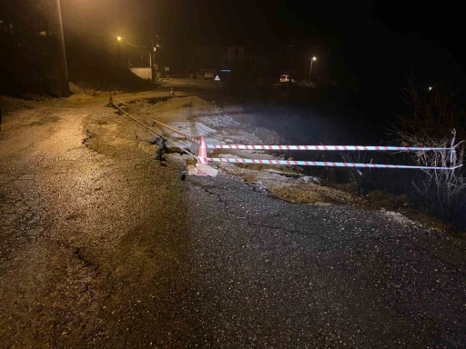 Sağanak nedeniyle yol &ccedil;&ouml;kt&uuml;, 11 k&ouml;y yolu ulaşıma kapandı
