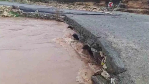Sağanak sonrası dereler coştu, k&ouml;pr&uuml;ler hasar aldı
