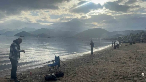 Sağanak sonrası g&uuml;neş y&uuml;zleri g&uuml;ld&uuml;rd&uuml;, Marmaris sahilleri doldu
