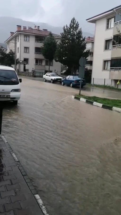 Sağanak sonrası yollar göle döndü, iş yerlerini su bastı
