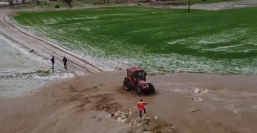 Sağanak taşkına neden oldu, tarlada mahsur kalan şahıs trakt&ouml;rle kurtarıldı
