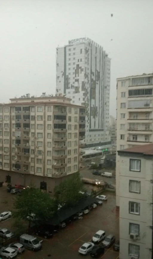 Sağanak ve fırtına Bossan Hastanesine b&uuml;y&uuml;k zarar verdi
