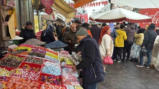 Sağanak yağış, bayram &ouml;ncesi esnafa yaramadı
