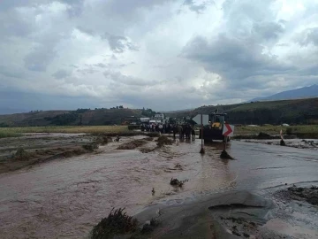 Sağanak yağış Kumçatı-Cizre kara yolunu ulaşıma kapattı
