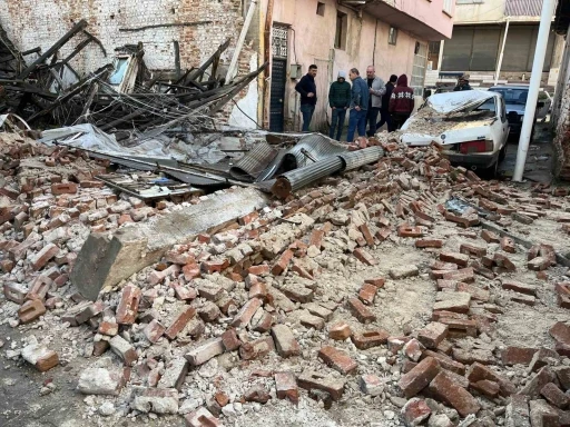 Sağanak yağış Sarıg&ouml;l&rsquo;de metruk bir binayı yıktı
