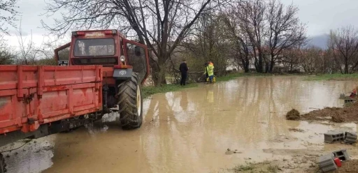Sağanak yağış sel su baskınlarına neden oldu
