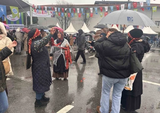 Sağanak yağışa aldırış etmeyen &Uuml;mraniyeliler Hamsi Festivali&rsquo;nde buluştu
