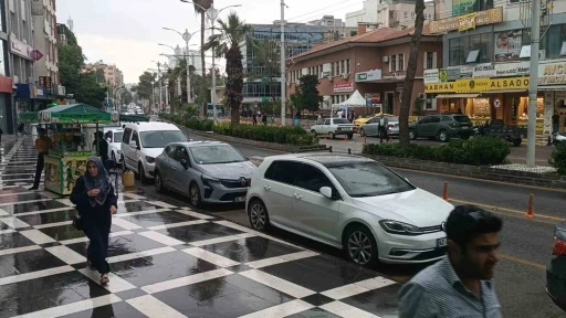 Sağanak yağışa hazırlıksız yakalandılar
