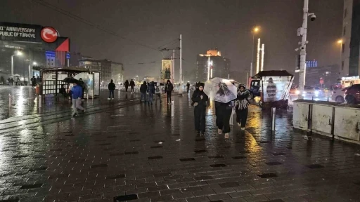 Sağanak yağışın etkili olduğu Taksim&rsquo;de şimşekler geceyi aydınlattı
