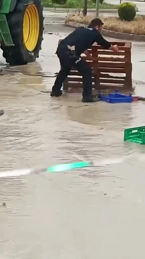 Sağanak yağmur altında g&ouml;rev başında: Polis memurunun m&uuml;cadelesi kamerada
