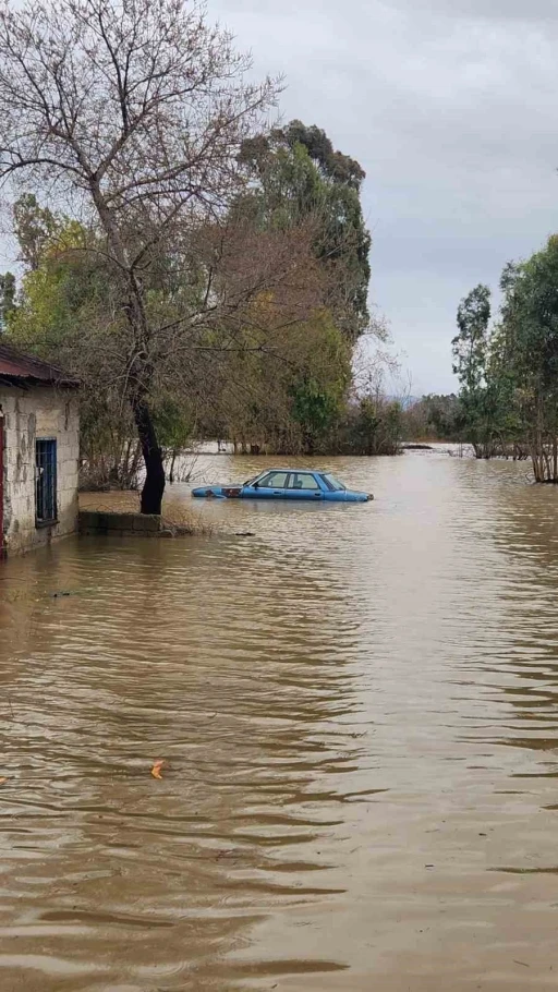 Sağanak yağmurdan sonra şaşırtan g&ouml;r&uuml;nt&uuml;, dağda devasa şelaleler oluştu
