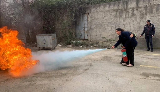 Sağlık &ccedil;alışanlarına uygulamalı yangın eğitimi verildi
