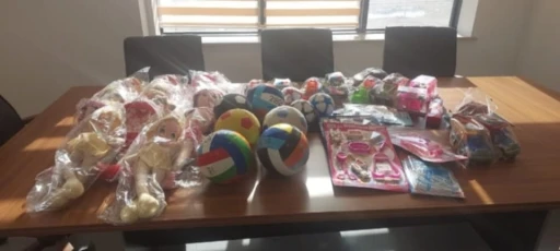 Sağlık &ccedil;alışanlarından hasta &ccedil;ocuklara oyuncak s&uuml;rprizi
