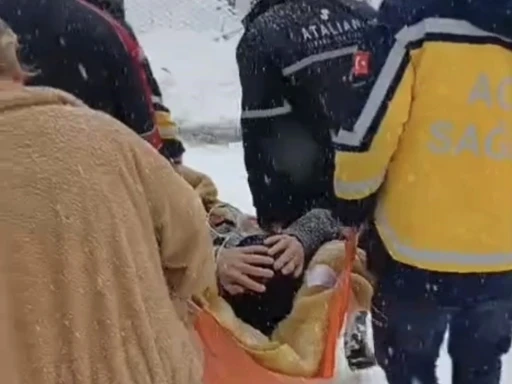 Sağlık ekipleri 72 saat i&ccedil;erisinde karda mahsur kalan 265 hastaya ulaştı
