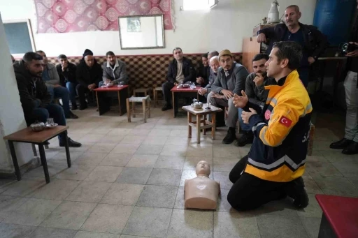 Sağlık ekipleri dağ köylerini tek tek gezerek ilk yardım eğitimi veriyor
