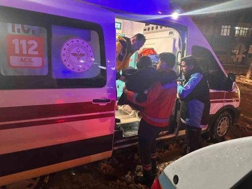Sağlık ekipleri karlı yolda zamanla yarışarak hastaya ulaştı
