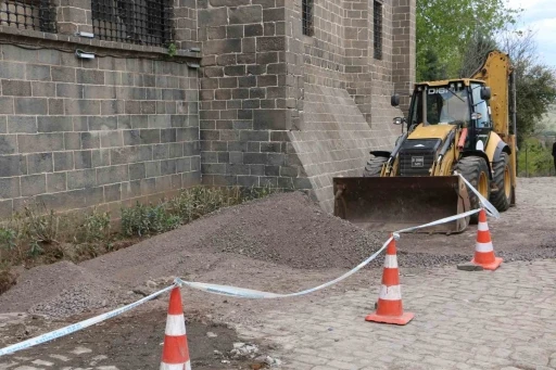 Sahabe kabirlerinin bulunduğu bölgede kanalizasyon kokusuna tepki
