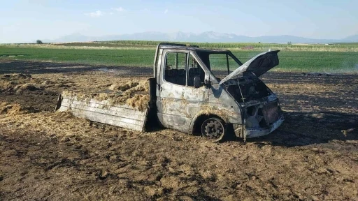 Sahibinden habersiz alınan saman balyaları kamyonet ile birlikte yandı
