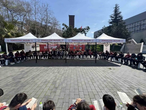 Sahil bandında kitap okudular
