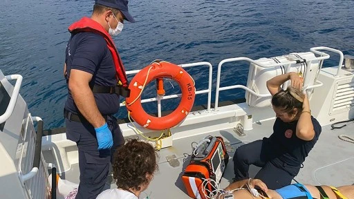 Teknede Rahatsızlanan İki Kişi Kurtarıldı