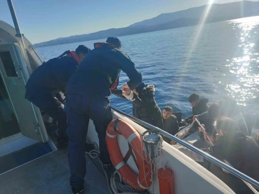 Sahil Güvenlik 21 kaçak göçmeni yakaladı, 46 göçmeni kurtardı
