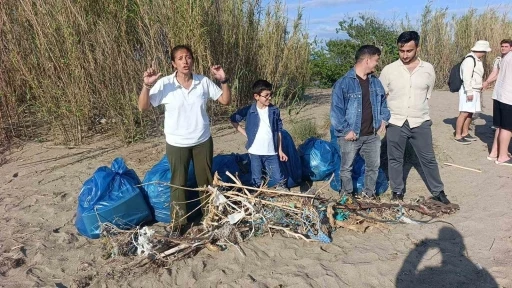 Sahil temizliğinde toplanan &ccedil;&ouml;p yığını g&ouml;renleri hayrete d&uuml;ş&uuml;rd&uuml;
