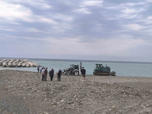 Sahilde güneşlenen kadını ezerek ölümüne sebep olan iş makinesinin operatörü tutuklandı
