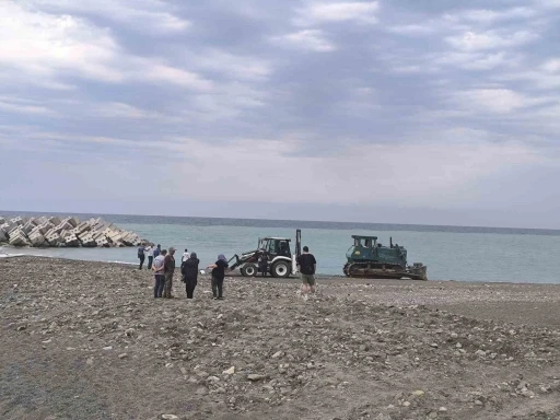 Sahilde güneşlenirken iş makinesinin altında kalarak can verdi
