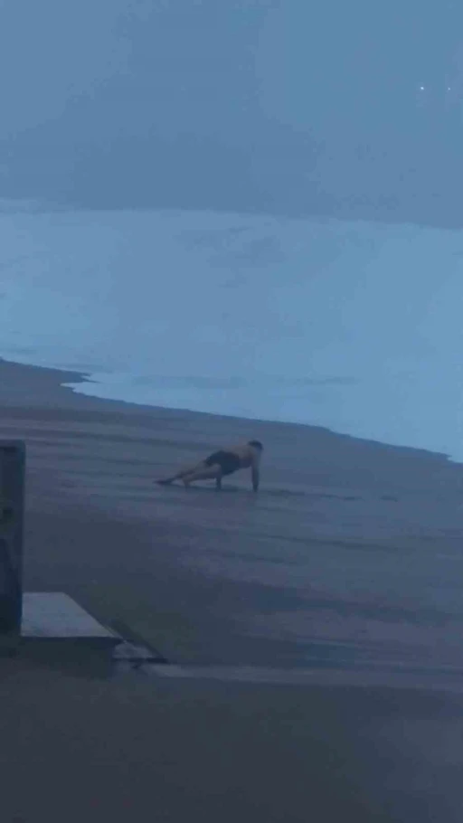 Sahilde şınav &ccedil;ekti, 2 metrelik dalgaları g&ouml;r&uuml;nce koşarak ka&ccedil;tı
