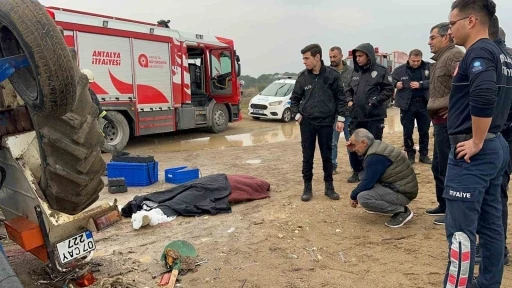 Sahilde trakt&ouml;r&uuml;n altında kalan 2 gen&ccedil;ten biri hayatını kaybetti
